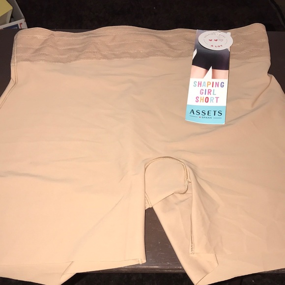 Nwt Assets by Spanx Shaping Shorts - Picture 4 of 8